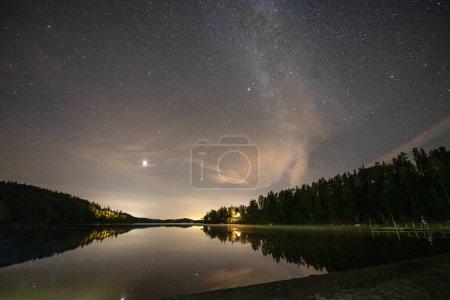 Téléchargez les photos : Voie lactée Ciel nocturne au bord du lac Ragnerudssjoen en Dalsland Suède belle forêt naturelle pinetree. - en image libre de droit