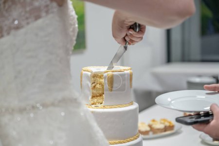 Foto de Novio y novia matrimonio Cortar el delicioso pastel de bodas afrutado juntos frutas coloridas
. - Imagen libre de derechos