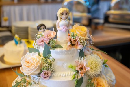 Téléchargez les photos : Beau gâteau de mariage délicieux dans de nombreux niveaux avec des fleurs sauvages fraîches et des roses. - en image libre de droit