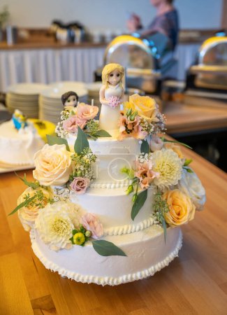 Téléchargez les photos : Beau gâteau de mariage délicieux dans de nombreux niveaux avec des fleurs sauvages fraîches et des roses. - en image libre de droit