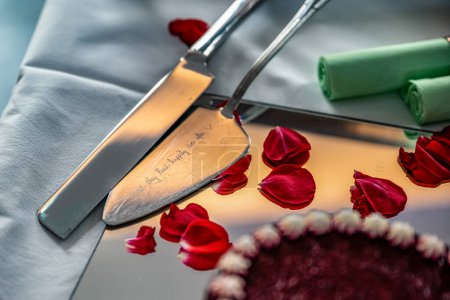 Foto de Herramienta de cuchillo de pastel de boda con texto y vivieron felices para siempre. - Imagen libre de derechos
