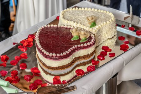 Foto de Boda romántica Dos pasteles en forma de corazón, ramo de rosas sobre fondo de mesa blanco. Vista superior. - Imagen libre de derechos