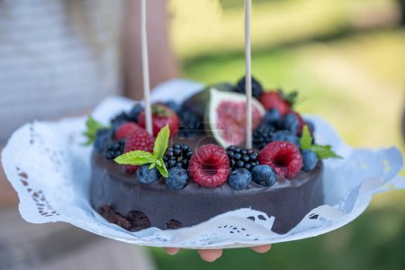 Téléchargez les photos : Beau gâteau de mariage délicieux avec des baies sauvages fraîches et des fruits Mrs Ms Sign on Top. - en image libre de droit