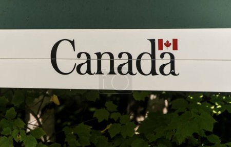 Téléchargez les photos : Panneau d'entrée Parc national de la Mauricie Québec, Canada par une belle journée. - en image libre de droit