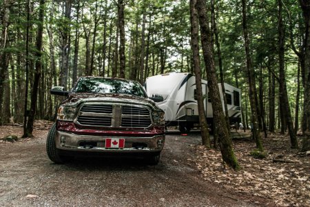 Téléchargez les photos : Une camionnette remorque une remorque de camping-car pendant l'heure d'été au parc national Kejimkujik Nouvelle-Écosse Canada. - en image libre de droit