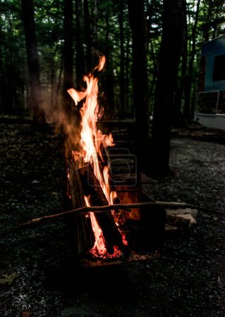 Foto de Primer plano de la imagen de la leña ardiendo en una fogata. Llamas rojas calientes. Tomado en Nueva Escocia, Canadá Dark Mood. - Imagen libre de derechos