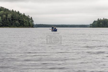 Téléchargez les photos : Promenade en canot sur la rivière et les îles dans la brume matinale au parc national Kejimkujik Nature sauvage désignée Nouvelle-Écosse Canada. - en image libre de droit