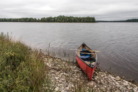 Foto de Paseo en canoa por el río y las islas en la niebla de la mañana en el Parque Nacional Kejimkujik Designated Wilderness Nova Scotia Canada. - Imagen libre de derechos