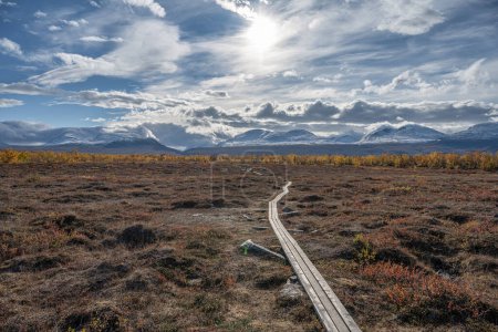 Téléchargez les photos : Vue d'automne ensoleillée sur Kungsleden Sentier de randonnée dans le parc national d'Abisko Kiruna Municipalité Laponie Suède. - en image libre de droit