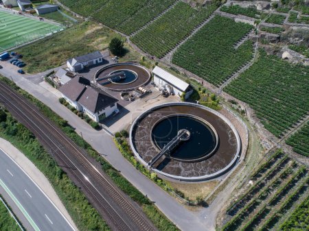 Téléchargez les photos : Vue aérienne d'une station industrielle moderne de traitement des eaux usées au bord de la rivière Moselle en Allemagne. - en image libre de droit