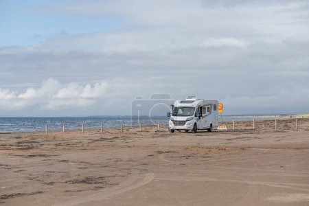 Foto de Caravana Campig hermoso paisaje playa dunas de arena cerca de Melbystrand Laholm Suecia costa al aire libre Estilo de vida. - Imagen libre de derechos