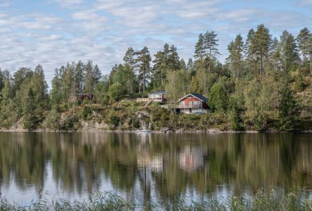 Téléchargez les photos : Lac Ragnerudssjoen en Dalsland Suède belle forêt naturelle pinetree maisons suédoises. - en image libre de droit