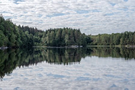 Téléchargez les photos : Lac Ragnerudssjoen miroir dans Dalsland Suède belle nature forêt pinetree suédois. - en image libre de droit