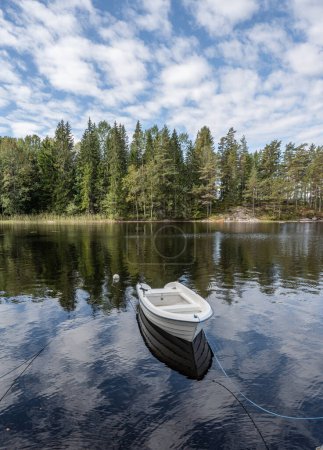 Téléchargez les photos : Bateau sur le lac Ragnerudssjoen miroir en Dalsland Suède belle forêt naturelle pinetree suédois. - en image libre de droit