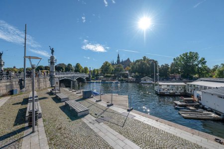Foto de 27.09.2021 Suecia Estocolmo vista del bulevar Strandvagen y el distrito de Ostermalm en un día soleado. - Imagen libre de derechos