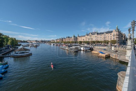 Téléchargez les photos : 27.09.2021 Suède Stockholm vue sur le boulevard Strandvagen et le quartier d'Ostermalm par une journée ensoleillée. - en image libre de droit