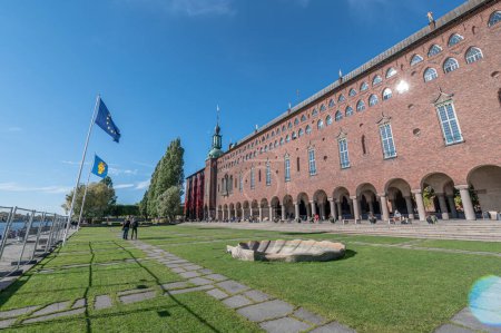 Téléchargez les photos : 27.09.2021 Stockholm, Suède Vue panoramique d'été du château de l'hôtel de ville de Stadshus dans la vieille ville Gamla Stan. - en image libre de droit