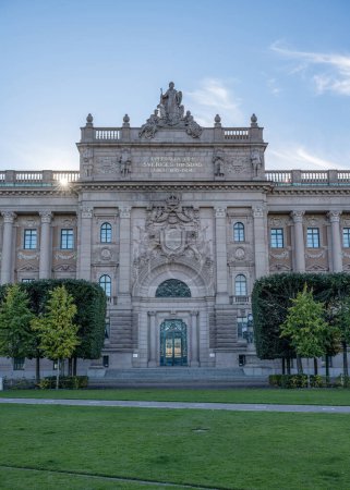 Foto de Fachada de Riksdagshuset Parlamento sueco Casa en la isla Helgeandsholmen Casco antiguo Gamla Stan Estocolmo Suecia. - Imagen libre de derechos
