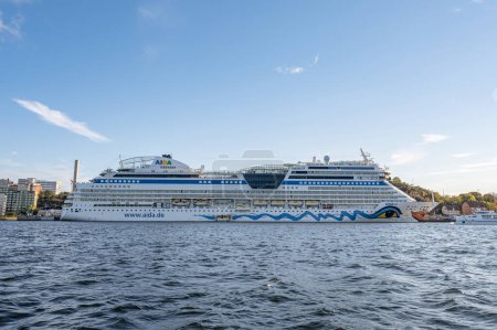 Téléchargez les photos : Stockholm Suède 27.09.2021 Aidasol paquebot de croisière au port par une journée ensoleillée exploité par AIDA Croisières à la jetée sur l'île de Sodermalm. - en image libre de droit