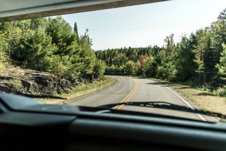 Foto de Vista interior del coche POV volante en la carretera de tráfico con el transporte de fondo abstracto colorido y el concepto de viaje campista en trans Canadá - Imagen libre de derechos