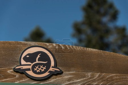 Photo pour La Mauricie CANADA 10.09.2017 Logo du castor de Parcs Canada près du lieu historique national de l'entrée. - image libre de droit