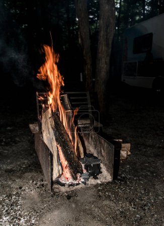 Téléchargez les photos : Photo rapprochée de la combustion de bois dans un feu de camp. Hot Red Flames. Pris en Nouvelle-Écosse, Canada Dark Mood. - en image libre de droit