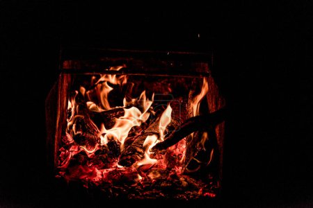 Téléchargez les photos : Photo rapprochée de la combustion de bois dans un feu de camp. Hot Red Flames. Pris en Nouvelle-Écosse, Canada Dark Mood. - en image libre de droit