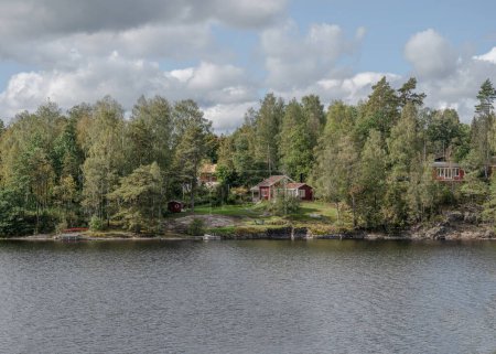 Foto de Lago Ragnerudssjoen en Dalsland Suecia hermosa naturaleza bosque pinetree casas suecas. - Imagen libre de derechos