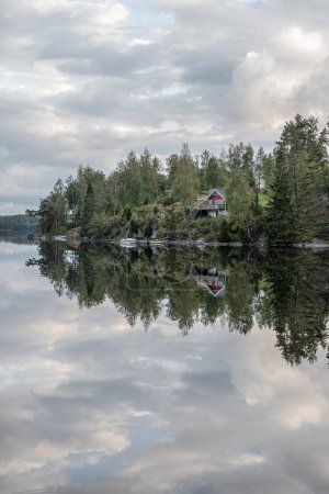 Téléchargez les photos : Lac Ragnerudssjoen miroir dans Dalsland Suède belle nature forêt pinetree suédois. - en image libre de droit