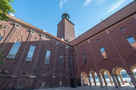 Foto de 27.09.2021 Estocolmo, Suecia Escénica vista de verano del castillo del Ayuntamiento de Stadshus en el casco antiguo Gamla Stan. - Imagen libre de derechos