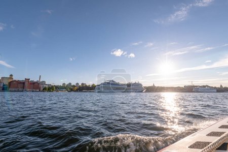 Téléchargez les photos : Stockholm Suède 27.09.2021 Aidasol paquebot de croisière au port par une journée ensoleillée exploité par AIDA Croisières à la jetée sur l'île de Sodermalm. - en image libre de droit