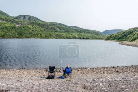 Téléchargez les photos : Pêche au lac près de la falaise du littoral de l'île du Cap-Breton Sentier Cabot, Nouvelle-Écosse Hghlands Canada. - en image libre de droit
