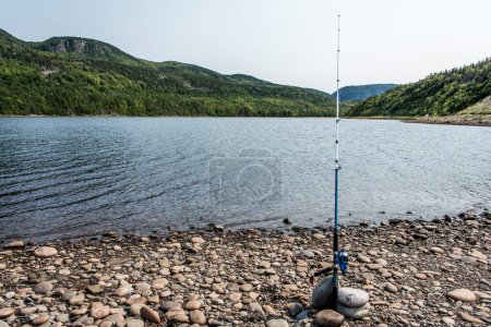 Téléchargez les photos : Pêche au lac près de la falaise du littoral de l'île du Cap-Breton Sentier Cabot, Nouvelle-Écosse Hghlands Canada. - en image libre de droit