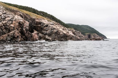 Foto de Una vista panorámica de la costa de la isla de Cabo Bretón acantilado pintoresco ruta de sendero Cabot, Nueva Escocia Hghlands Canadá. - Imagen libre de derechos