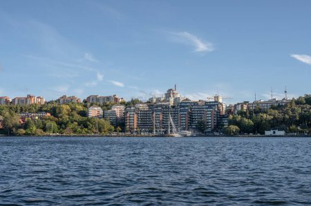 Foto de Modernos edificios de apartamentos en el paseo marítimo de Estocolmo en el distrito de Nacka Strand. Estocolmo, Suecia. - Imagen libre de derechos