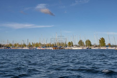 Téléchargez les photos : Ville de Stockholm, Suède. L'île de Djurgarden canal bateau club port yachts amarrés. - en image libre de droit