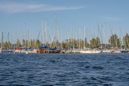 Téléchargez les photos : Ville de Stockholm, Suède. L'île de Djurgarden canal bateau club port yachts amarrés. - en image libre de droit