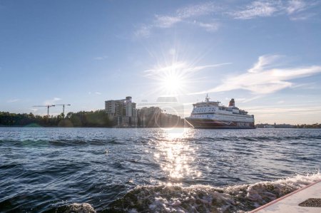 Téléchargez les photos : 27.09.2021 Stockholm Suède Bateau de croisière Viking line ferry bateau de croisière dans les canaux de la ville de Stockholm. - en image libre de droit