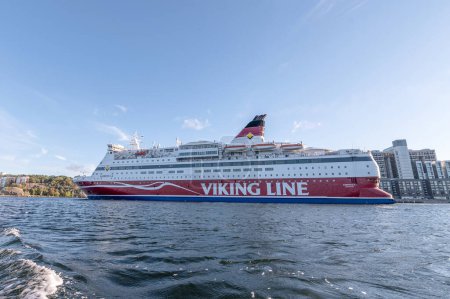 Téléchargez les photos : 27.09.2021 Stockholm Suède Bateau de croisière Viking line ferry bateau de croisière dans les canaux de la ville de Stockholm. - en image libre de droit