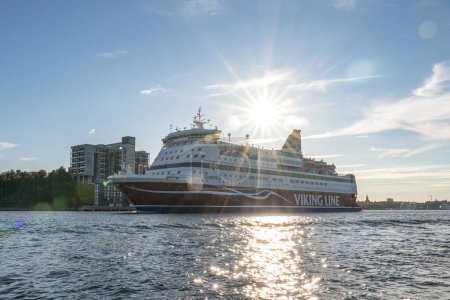 Foto de 27.09.2021 Estocolmo Suecia Crucero Viking line ferry crucero en canales de agua de Estocolmo. - Imagen libre de derechos