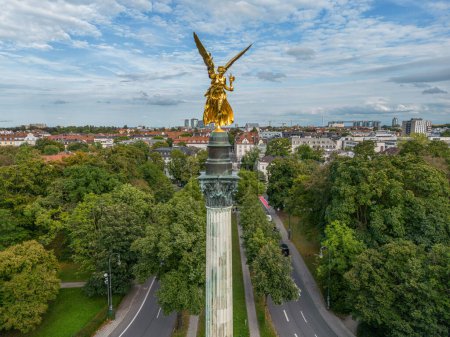 Foto de Ángel de la paz de oro aéreo Friedensengel en Muenchen Estatua de la ciudad Fuente de Munich. - Imagen libre de derechos
