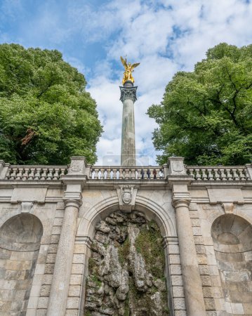 Téléchargez les photos : Ange de paix doré Friedensengel à Muenchen City Statue Fontaine de Munich. - en image libre de droit