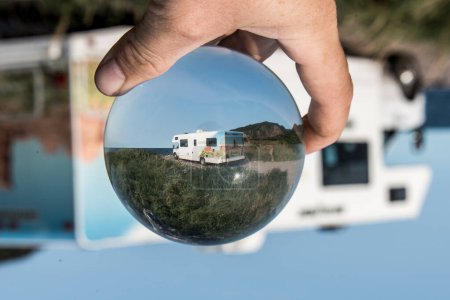 Téléchargez les photos : Lens ball Camion de camping-car Camper stationné sur la côte de l'île du Cap-Breton Sentier Cabot, Nouvelle-Écosse Hghlands Canada. - en image libre de droit