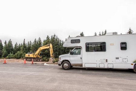 Téléchargez les photos : Camion camping-car stationné sur la route de la côte de l'île du Cap-Breton Sentier Cabot pittoresque, Nouvelle-Écosse Highlands Canada - en image libre de droit