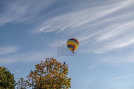 Foto de Estocolmo, Suecia Un colorido globo aerostático volando sobre el casco antiguo. - Imagen libre de derechos