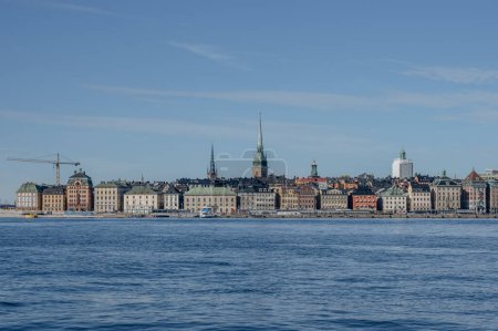 Foto de Panorama del verano escénico de la arquitectura del muelle Gamla Stan en Estocolmo, Suecia. - Imagen libre de derechos
