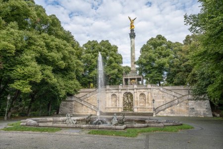 Foto de Ángel de la paz de oro Friedensengel en Muenchen Estatua de la ciudad Fuente de Munich. - Imagen libre de derechos