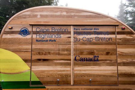 Téléchargez les photos : Cap-Breton CANADA 16.09.2017 Parc de remorques en bois Logo du Canada après la pluie Parc national des Hautes-Terres-de-la-Nouvelle-Écosse. - en image libre de droit