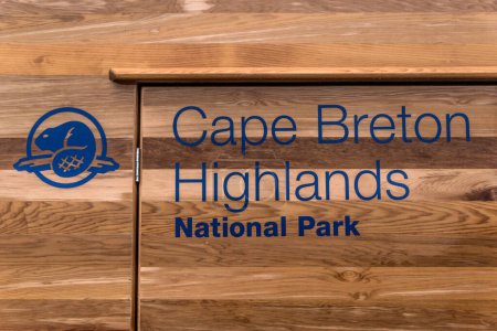 Foto de Cabo Bretón CANADÁ 16.09.2017 Parque de remolques de madera Canadá Logo después de la lluvia Highlands National Park Nova Scotia. - Imagen libre de derechos