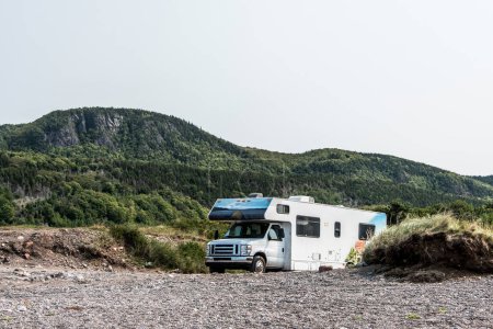 Foto de Camión Camper RV estacionado en la línea de costa de Cabo Bretón acantilado pintoresco ruta Cabot Trail, Nueva Escocia Hghlands Canadá. - Imagen libre de derechos